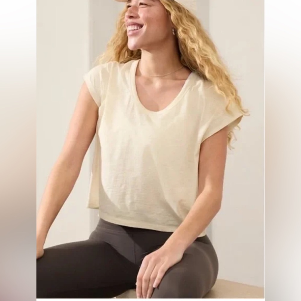 Athleta Women's Classic Slub Tee Size in Pelican Cream color. retail $55 NWT